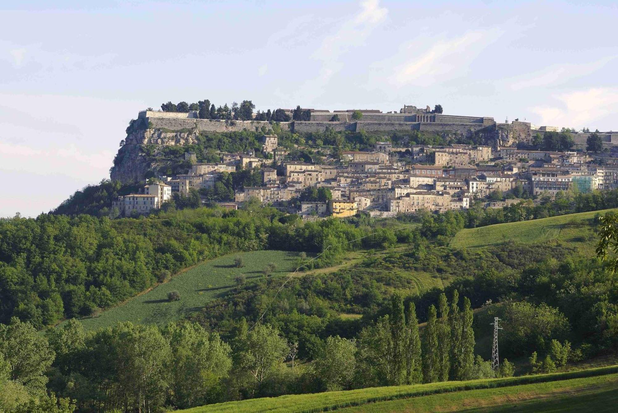Zunica Ospitalita Dal 1880 Hotel Civitella Del Tronto Bagian luar foto